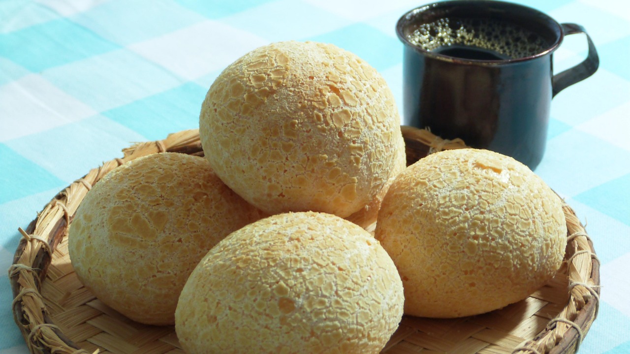 Pão de queijo quentinho no Porto, ideal para café e lanche