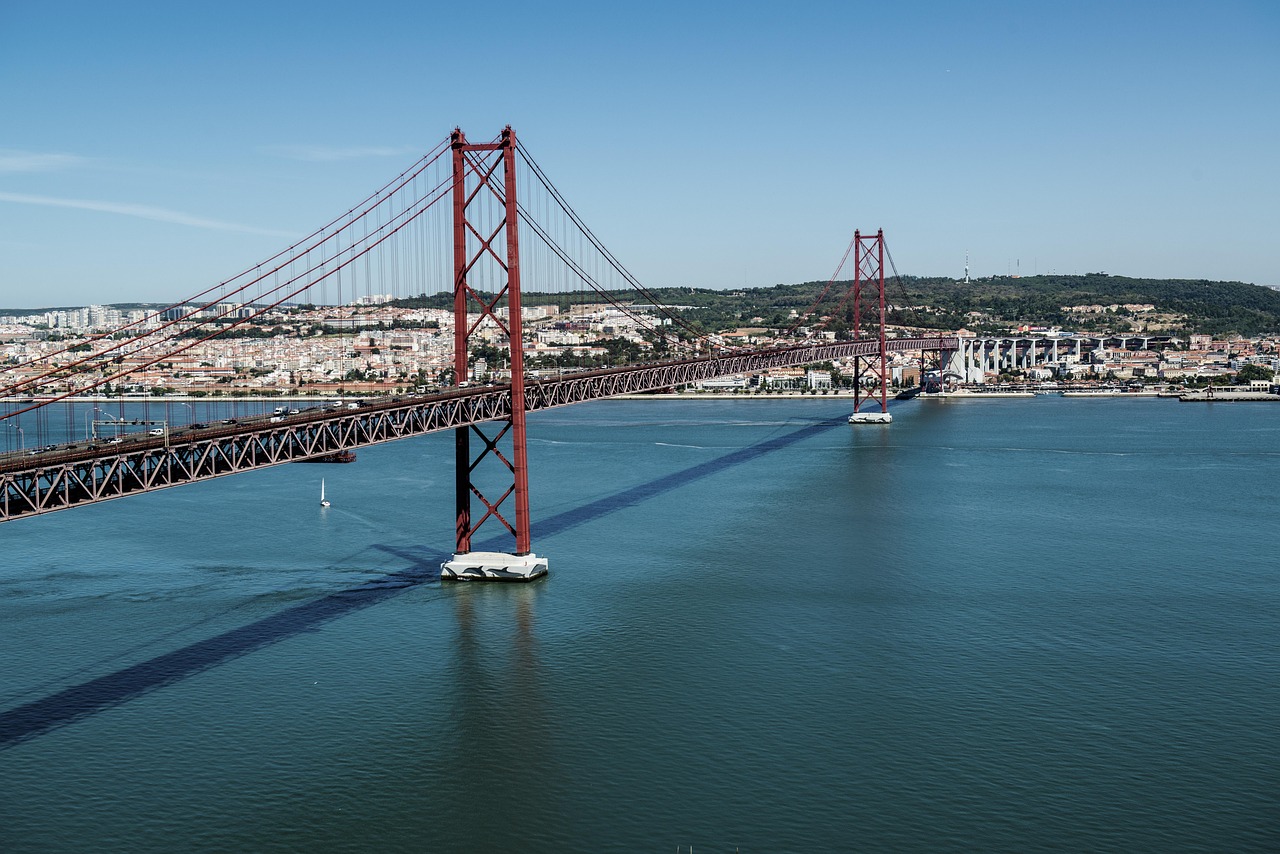 Ponte 25 de Abril sobre o rio Tejo, em Lisboa, ao fim da tarde