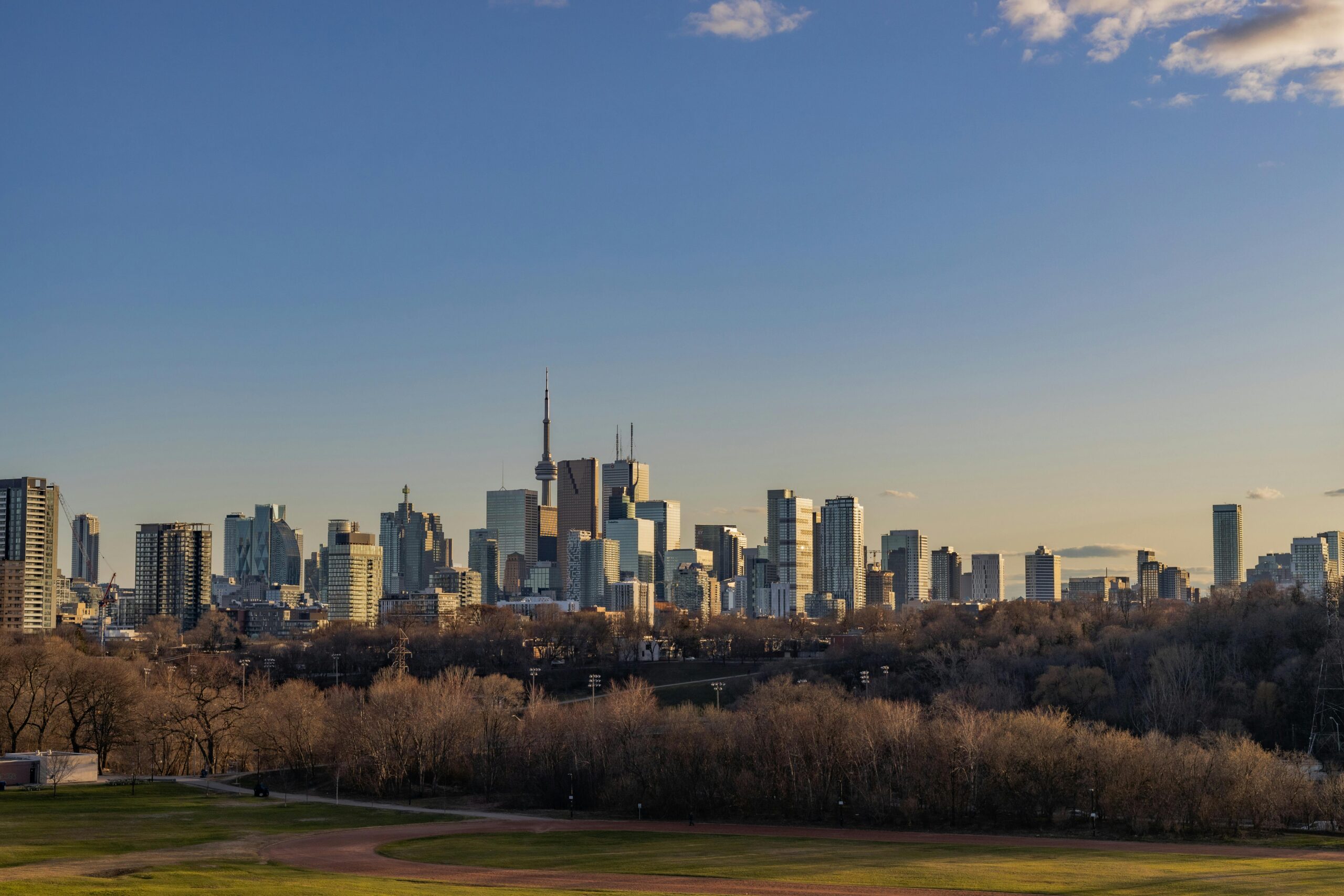Vista de Toronto ao entardecer com prédios iluminados