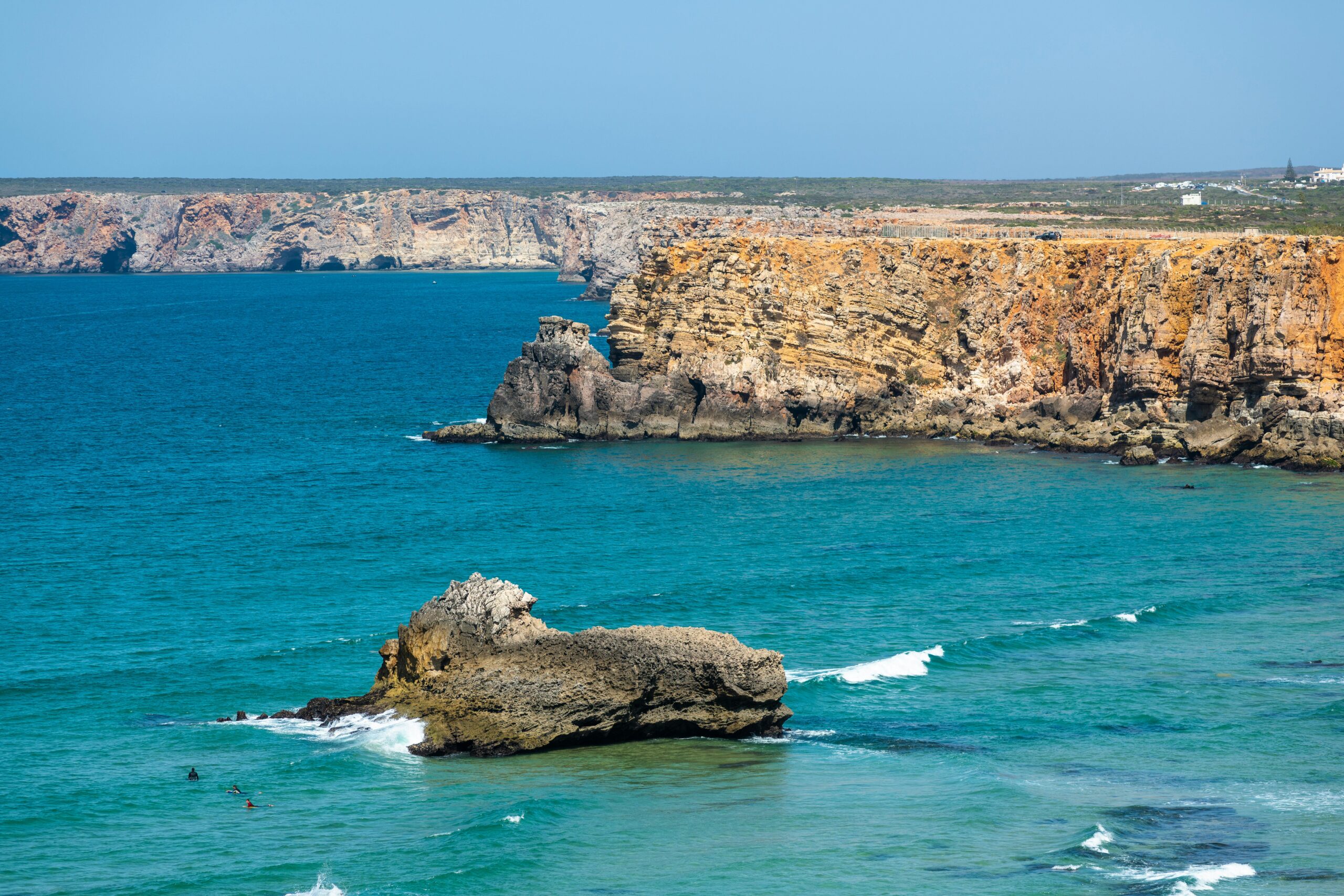 Falésias e mar azul no Algarve