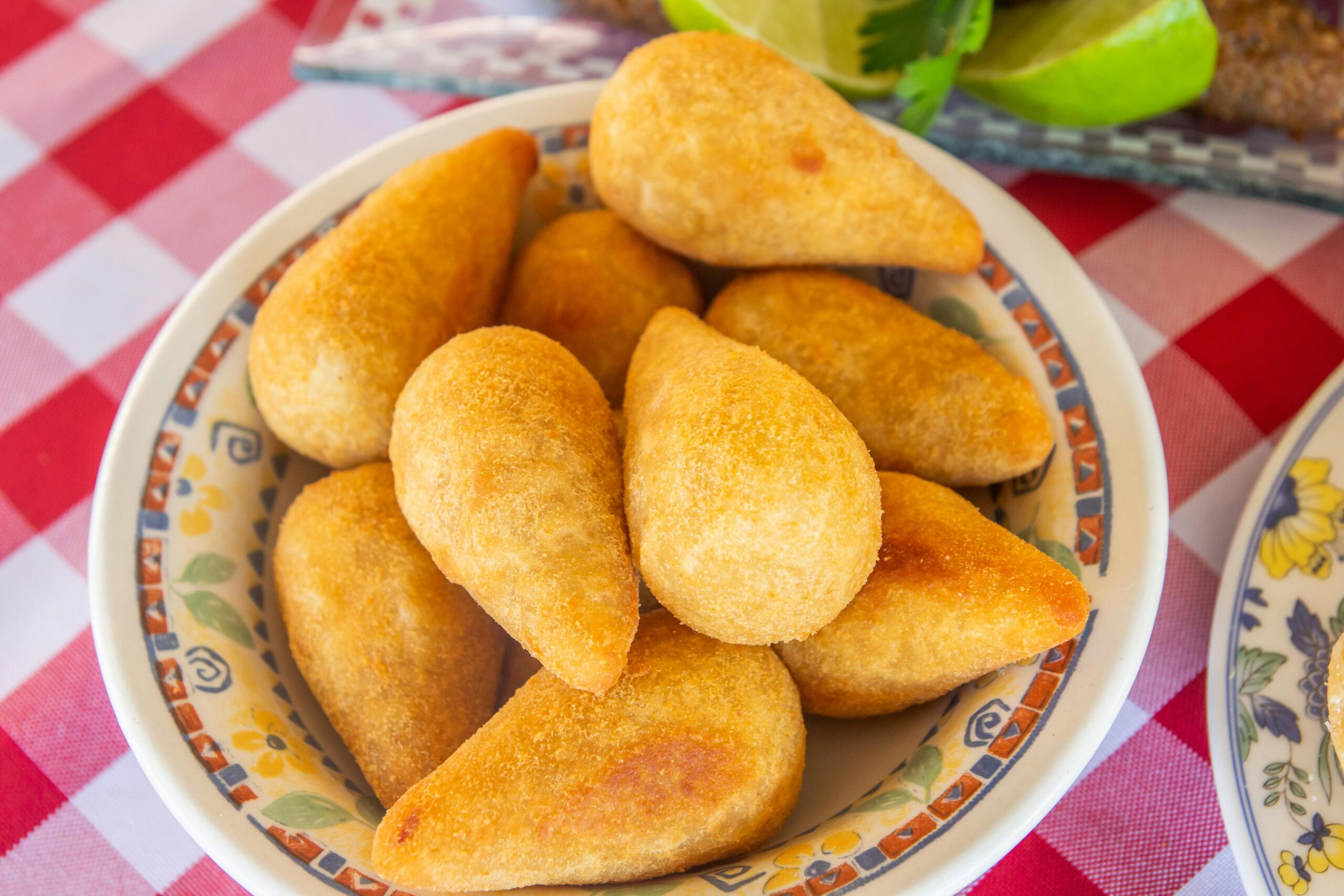 Coxinha brasileira no Porto, massa leve e recheio cremoso