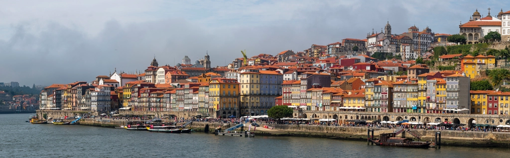 Fachadas de predios tipicos portugueses