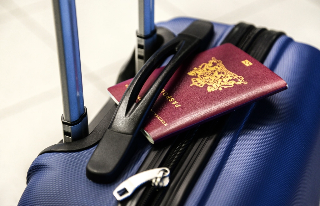 Passaporte sobre uma mala de viagem