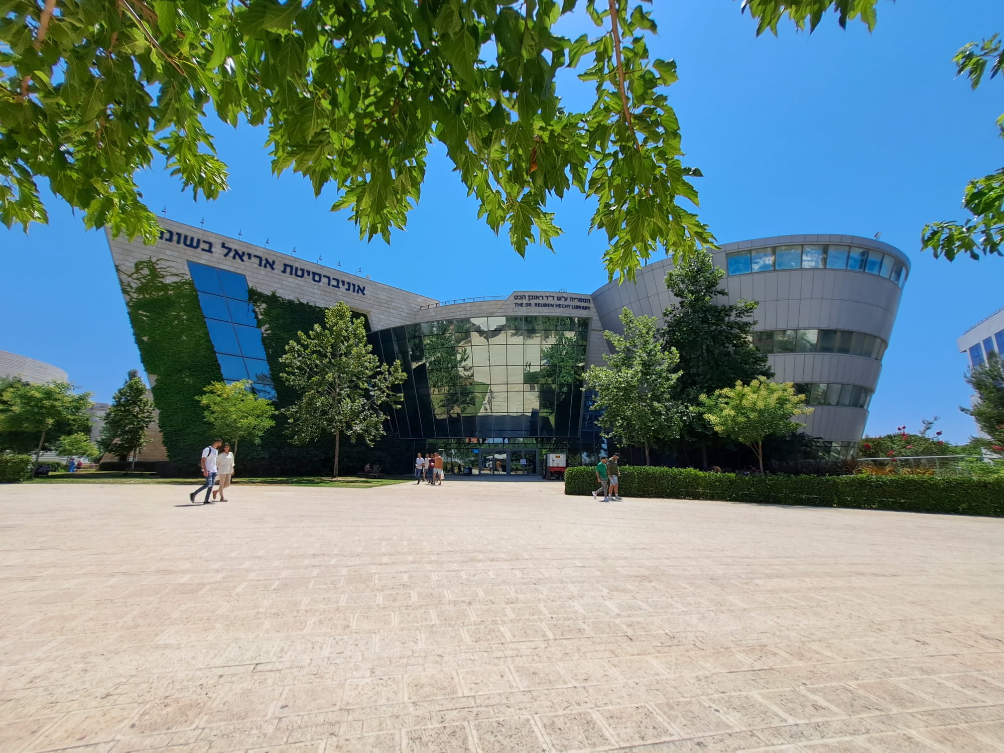 Biblioteca universitaria com estudantes