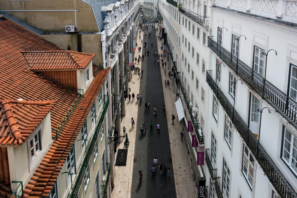 Rua tipica de Lisboa vista de dia