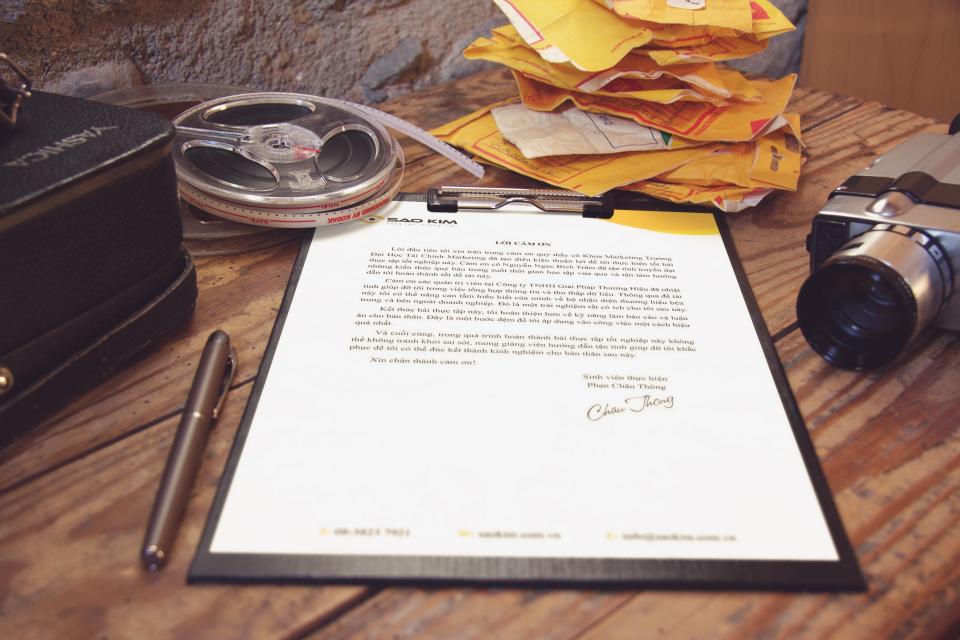 Documentos e formularios sobre uma mesa