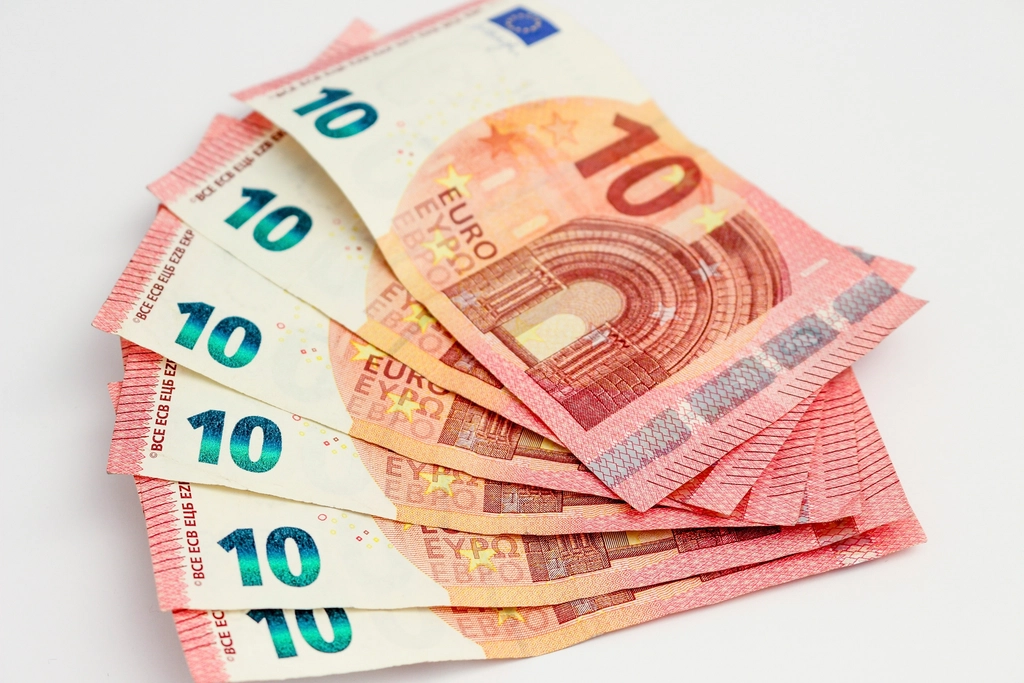 Notas de euro sobre a mesa