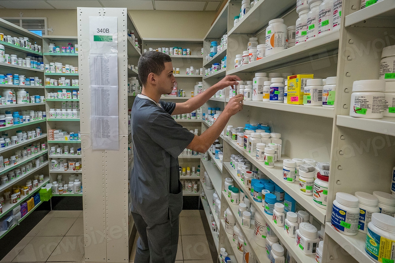 Prateleira de farmacia com medicamentos