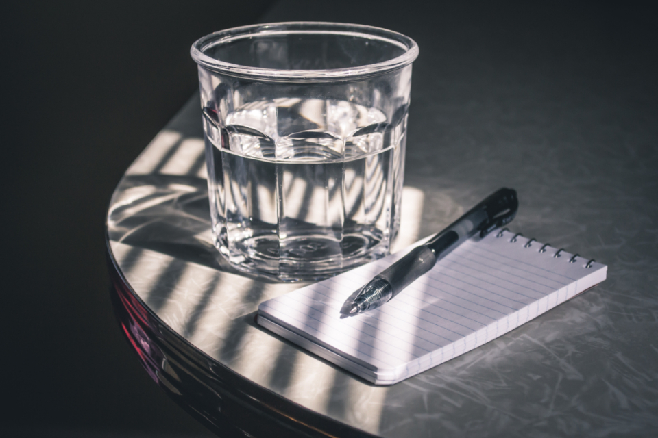 Caderno com anotacoes e caneta sobre a mesa