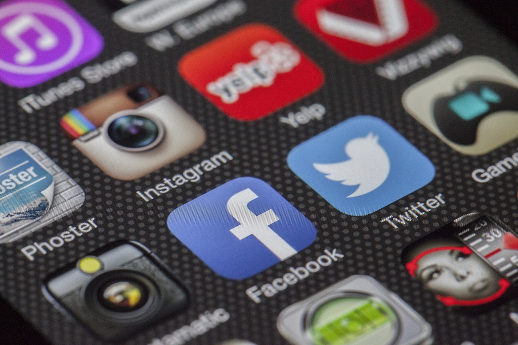 Telemovel a mostrar uma rede social
