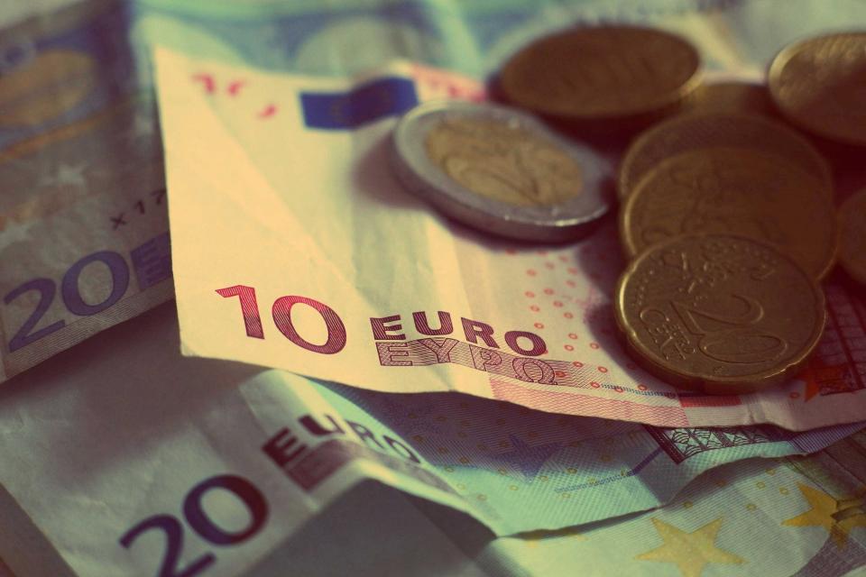 Moedas de euro guardadas num frasco