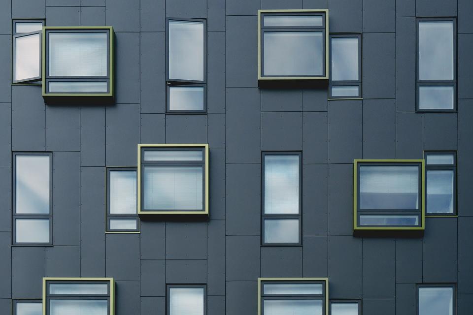 Fachada de predio de apartamentos numa cidade