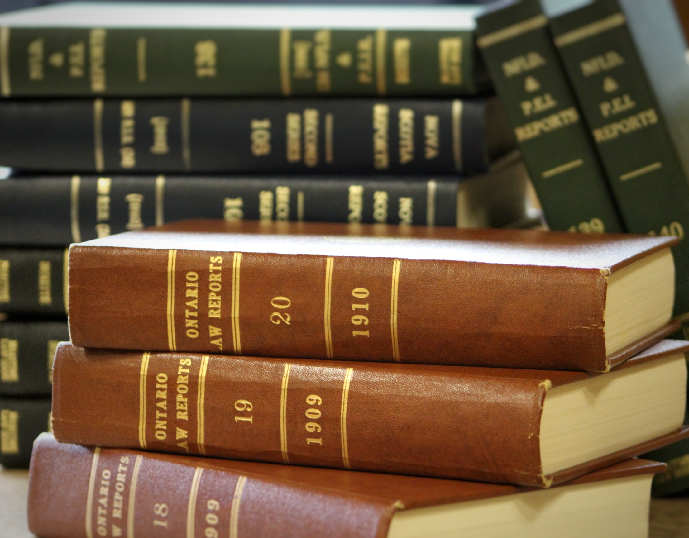 Livro de legislacao sobre uma mesa