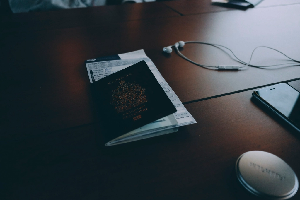 Passaporte e documentos sobre uma secretaria