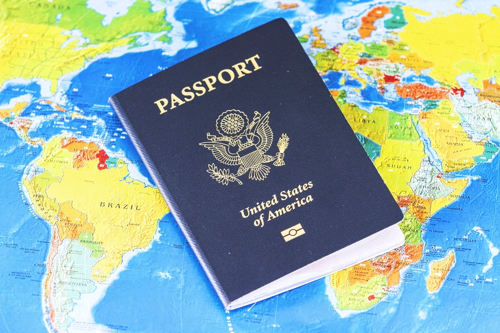 Passaporte sobre um mapa com caderno de anotacoes