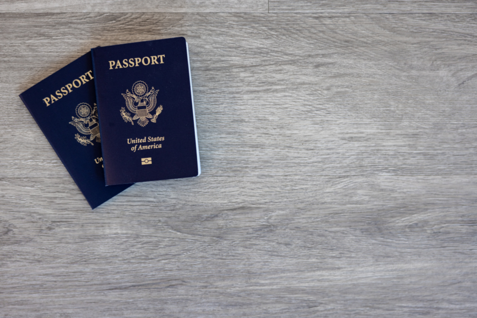 Documentos e passaporte sobre uma mesa