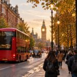 Rua de Londres ao fim da tarde com um autocarro vermelho de dois andares e fachadas de tijolo