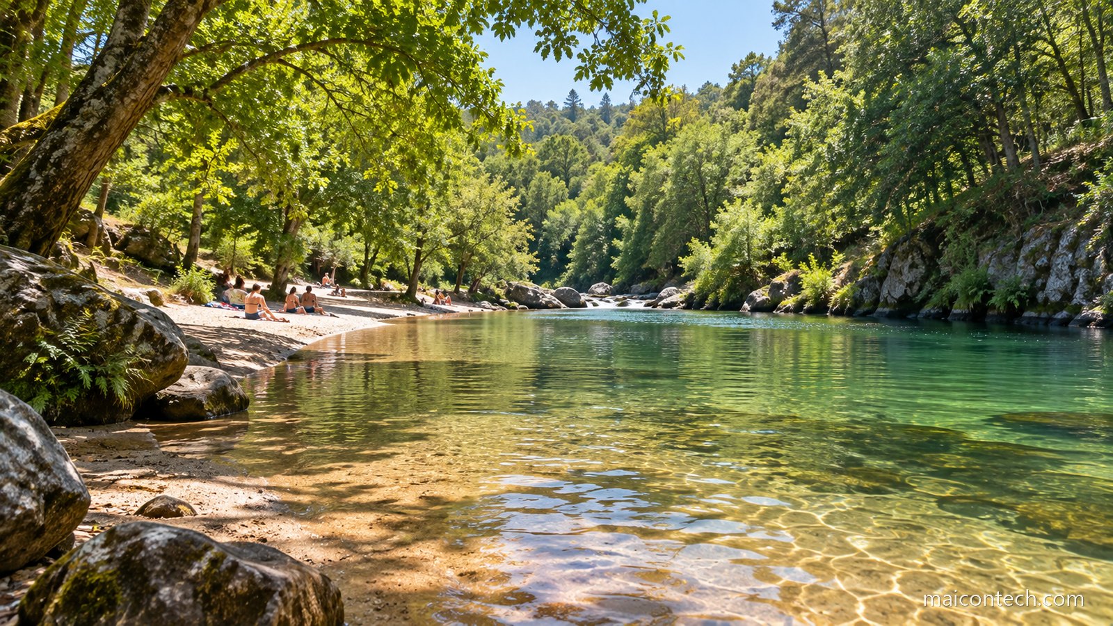 Praia fluvial de rio no interior com água calma e transparente, margem de areia e árvores verdes densas dos dois lados